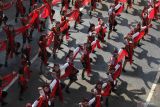 Sejumlah pelajar menari Remo saat Tari Remo Massal di Jembatan Suroboyo, Surabaya, Jawa Timur, Minggu (18/12/2022). Tari Remo Massal yang diikuti 65.946 pelajar dan digelar di sejumlah lokasi di Surabaya itu memecahkan rekor  Museum Rekor-Dunia Indonesia (MURI) 