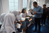 Wali Kota Bogor Bima Arya (kedua kanan) bersama Kepala Perpustakaan Nasional Muhammad Syarif Bando (kanan) berbincang dengan sejumlah siswa SMA saat peresmian perpustakaan dan galeri Kota Bogor di Jalan Kapten Muslihat, Kota Bogor, Jawa Barat, Sabtu (17/12/2022). Perpustakaan yang dibangun di gedung bekas DPRD Kota Bogor tersebut tidak hanya menyediakan fasilitas untuk membaca tetapi akan ada banyak kegiatan komunitas, permainan anak-anak tradisional, studio untuk pemutaran video, galeri foto dan multimedia. ANTARA FOTO/Arif Firmansyah/rwa.
