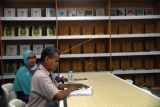 Seorang warga penyandang tuna netra membaca buku dengan huruf braille saat peresmian perpustakaan dan galeri Kota Bogor di Jalan Kapten Muslihat, Kota Bogor, Jawa Barat, Sabtu (17/12/2022). Perpustakaan yang dibangun di gedung bekas DPRD Kota Bogor tersebut tidak hanya menyediakan fasilitas untuk membaca tetapi akan ada banyak kegiatan komunitas, permainan anak-anak tradisional, studio untuk pemutaran video, galeri foto dan multimedia. ANTARA FOTO/Arif Firmansyah/rwa.