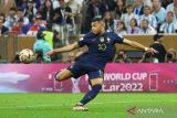 Pemain timnas Prancis Kylian Mbappe mencetak gol ke gawang Argentina pada pertandingan Final Piala Dunia Qatar 2022 di Stadion Lusail, Lusai, Qatar, Minggu (18/12/2022). Dua gol dari Kylian Mbappe bawa Prancis samakan kedudukan 2-2 melawan Argentina. ANTARA FOTO/REUTERS/Carl Recine/wsj.