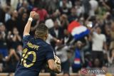 Pemain timnas Prancis Kylian Mbappe berselebrasi usai mencetak gol ke gawang Argentina pada pertandingan Final Piala Dunia Qatar 2022 di Stadion Lusail, Lusai, Qatar, Minggu (18/12/2022). Dua gol dari Kylian Mbappe bawa Prancis samakan kedudukan 2-2 melawan Argentina. ANTARA FOTO/REUTERS/Dylan Martinez/wsj.