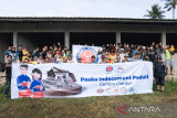 Foto bersama Tim Indocement Peduli bersama masyarakat di Posko Indocement Peduli gempa Cianjur untuk salurkan bantuan paket sembako untuk masyarakat lima desa korban bencana gempa di Cianjur, Jawa Barat. (Foto Antara/Humas Indocement).