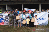 Tim Indocement Peduli saat menyerahkan bantuan paket sembako untuk masyarakat lima desa korban bencana gempa di Cianjur, Jawa Barat.(Foto Antara/Humas Indocement).