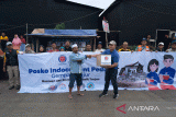 Tim Indocement Peduli saat menyerahkan bantuan paket sembako untuk masyarakat lima desa korban bencana gempa di Cianjur, Jawa Barat.(Foto Antara/Humas Indocement).
