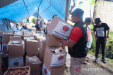 Tim Indocement Peduli sedang menata bantuan paket sembako di posko Indocement Peduli untuk dibagikan kepada masyarakat lima desa korban bencana gempa di Cianjur, Jawa Barat. (Foto Antara/Humas Indocement).
