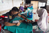 Tim Indocement Peduli sedang melakukan pemeriksaan kesehatan pada salah seorang warga korban gempa di posko kesehatan Indocement di Cianjur, Jawa Barat. (Foto Antara/Humas Indocement).
