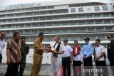 Pj Walikota Sabang, Reza Fahlevi (empat kiri) memberikan cendra mata kepada ABK MS Seabourn Encore berbendera Bahamas saat kedatangan di pelabuhan CT3 Badan Pengusahaan Kawasan Sabang (BPKS) provinsi Aceh, Senin (19/12/2022). Kapal pesiar MS Seabourn Encore membawa sebanyak 512 wisatawan dan 440 crew itu akan berada di Sabang selama delapan jam mengunjungi sejumlah objek wisata di pulau tersebut sebelum melanjutkan perjalanan menuju Phuket, Thailand. ANTARA FOTO/Ampelsa.