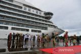 Penari menampilkan tarian Aceh, Ranup Lampuan saat penyambutan kedatangan wisatawan  kapal pesiar MS Seabourn Encore berbendera Bahamas di pelabuhan CT3 Badan Pengusahaan Kawasan Sabang (BPKS) provinsi Aceh, Senin (19/12/2022). Kapal Pesiar MS Seabourn Encore membawa sebanyak 512 wisatawan dan 440 crew itu akan berada di Sabang selama delapan jam mengunjungi sejumlah objek wisata di pulau tersebut sebelum melanjutkan perjalanan menuju Phuket, Thailand. ANTARA FOTO/Ampelsa.