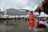 Seorang wisatawan kapal pesiar MS Seabourn Encore berbendera Bahamas mengunjung stand produk UMKM  saat kedatangan di pelabuhan CT3 Badan Pengusahaan Kawasan Sabang (BPKS) provinsi Aceh, Senin (19/12/2022). Kapal pesiar MS Seabourn Encore membawa sebanyak 512 wisatawan dan 440 crew itu akan berada di Sabang selama delapan jam mengunjungi sejumlah objek wisata di pulau tersebut sebelum melanjutkan perjalanan menuju Phuket, Thailand. ANTARA FOTO/Ampelsa.