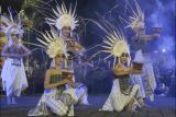 Sejumlah seniman menampilkan tari kontemporer saat pembukaan Denpasar Festival ke-15 di Denpasar, Bali, Rabu (21/12/2022). Kegiatan yang digelar oleh Pemerintah Kota Denpasar dan berlangsung 21-25 Desember 2022 tersebut mengusung tema 'Tejarasmi: Cahaya Keindahan' dengan melibatkan 622 musisi, 1.049 seniman, dan 161 pelaku UMKM. ANTARA FOTO/Nyoman Hendra Wibowo/nym.