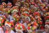 Ratusan gadis mengikuti pesta adat Ngarot di Desa Lelea, Indramayu, Jawa Barat, Rabu (21/12/2022). Pesta adat Ngarot yang diikuti puluhan pemuda dan pemudi berhiaskan mahkota bunga itu merupakan tradisi menjelang musim tanam padi sebagai wujud suka cita masyarakat atas berkah yang diberikan sang pencipta. ANTARA FOTO/Dedhez Anggara/agr
