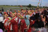 Ratusan gadis mengikuti pesta adat Ngarot di Desa Lelea, Indramayu, Jawa Barat, Rabu (21/12/2022). Pesta adat Ngarot yang diikuti puluhan pemuda dan pemudi berhiaskan mahkota bunga itu merupakan tradisi menjelang musim tanam padi sebagai wujud suka cita masyarakat atas berkah yang diberikan sang pencipta. ANTARA FOTO/Dedhez Anggara/agr
