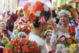 Ratusan gadis mengikuti pesta adat Ngarot di Desa Lelea, Indramayu, Jawa Barat, Rabu (21/12/2022). Pesta adat Ngarot yang diikuti puluhan pemuda dan pemudi berhiaskan mahkota bunga itu merupakan tradisi menjelang musim tanam padi sebagai wujud suka cita masyarakat atas berkah yang diberikan sang pencipta. ANTARA FOTO/Dedhez Anggara/agr
