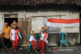 Peserta bersiap sebelum mengikuti pesta adat Ngarot di Desa Lelea, Indramayu, Jawa Barat, Rabu (21/12/2022). Pesta adat Ngarot yang diikuti puluhan pemuda dan pemudi berhiaskan mahkota bunga itu merupakan tradisi menjelang musim tanam padi sebagai wujud suka cita masyarakat atas berkah yang diberikan sang pencipta. ANTARA FOTO/Dedhez Anggara/agr
