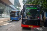 Bus listrik menunggu keberangkatan di Terminal Leuwipanjang, Bandung, Jawa Barat, Rabu (21/12/2022). Kementerian Perhubungan memberikan bantuan sebanyak delapan unit bus listrik di Kota Bandung yang telah diuji coba melalui rute Terminal Leuwipanjang-Dago dengan tarif Rp4.900. ANTARA FOTO/Raisan Al Farisi/agr
