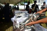 Pengunjung berbelanja ikan saat berlangsung bazar ikan segar dan olahan perikanan di Rumah Ikan Higinies Dinas Kelautan dan Perikanan provinsi Aceh, Banda Aceh, Rabu (21/12/2022). Bazar ikan segar dan olahan perikanan yang digelar pada pengujung tahun 2022 itu dalam rangka untuk pengendalian inflasi daerah. ANTARA FOTO/Ampelsa.