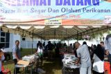 Pengunjung berbelanja ikan saat berlangsung bazar ikan segar dan olahan perikanan di Rumah Ikan Higinies Dinas Kelautan dan Perikanan provinsi Aceh, Banda Aceh, Rabu (21/12/2022). Bazar ikan segar dan olahan perikanan yang digelar pada pengujung tahun 2022 itu dalam rangka untuk pengendalian inflasi daerah. ANTARA FOTO/Ampelsa.