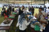 Pengunjung berbelanja ikan saat berlangsung bazar ikan segar dan olahan perikanan di Rumah Ikan Higinies Dinas Kelautan dan Perikanan provinsi Aceh, Banda Aceh, Rabu (21/12/2022). Bazar ikan segar dan olahan perikanan yang digelar pada pengujung tahun 2022 itu dalam rangka untuk pengendalian inflasi daerah. ANTARA FOTO/Ampelsa.