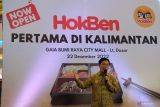 Direktur Operasional PT Eka Bogainti Sugiri Willim berpidato saat pembukaan gerai Hokben di Gaia Mall, Sungai Raya, Kabupaten Kubu Raya, Kalimantan Barat, Kamis (22/12/2022). Hokben yang merupakan pelopor makanan khas Jepang siap saji sejak tahun 1985 tersebut secara resmi beroperasi di Gaia Mall menjelang perayaan Natal 2022 dan Tahun Baru 2023. FOTO Jessica Wuysang