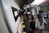 Penumpang berjalan di dekat KA Gajayana relasi Malang-Jakarta yang berhenti dI Stasiun Kertosono, Nganjuk, Jawa Timur, Kamis (22/12/2022). Menghadapi libur Natal 2022 dan Tahun Baru 2023, PT KAI DAOP VII Madiun menyiagakan 55 petugas teknis yang siaga memantau apabila terjadi rintang jalan atau peristiwa luar biasa hebat (PLH) yang bisa menghambat perjalanan KA, serta 267 petugas pengamanan. Antara Jatim/Irfan Anshori/Ds