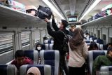 Penumpang menaikkan barangnya di bagasi KA Gajayana relasi Malang-Jakarta yang berhenti dI Stasiun Kertosono, Nganjuk, Jawa Timur, Kamis (22/12/2022). Menghadapi libur Natal 2022 dan Tahun Baru 2023, PT KAI DAOP VII Madiun menyiagakan 55 petugas teknis yang siaga memantau apabila terjadi rintang jalan atau peristiwa luar biasa hebat (PLH) yang bisa menghambat perjalanan KA, serta 267 petugas pengamanan. Antara Jatim/Irfan Anshori/Ds