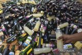 Polisi memperlihatkan botol minuman keras hasil sitaan operasi Lilin Lodaya 2022 di Makopolres Tasikmalaya, Kabupaten Tasikmalaya, Jawa Barat, Kamis (22/12/2022). Sebanyak 5.000 botol miras berbagai merk dan miras oplosan dimusnahkan untuk mencegah penyakit masyarakat jelang perayaan Tahun Baru 2023. ANTARA FOTO/Adeng Bustomi/agr
