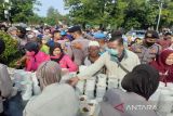Unik, Polres Pekalongan Kota bagikan 1.000 porsi soto pada Hari Ibu