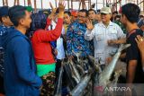 Menhan Prabowo Subianto (kedua kanan) berbincang dengan warga saat melakukan kunjungan di kampung nelayan Karangsong, Indramayu, Jawa Barat, Jumat (23/12/2022). Dalam kunjungan tersebut Menhan memberikan bantuan sepeda motor sebanyak 20 unit untuk prajurit TNI Kodim 0616/Indramayu dan 1.000 paket sembako bagi warga di kampung nelayan. ANTARA FOTO/Dedhez Anggara/agr