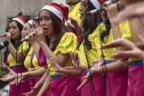 Kelompok paduan suara lagu natal atau Christmas Carol dari Y2K Choir tampil dalam rangka menyambut Hari Natal di Jalur pedestrian kawasan Bundaran HI, Jakarta, Kamis (22/12/2022). Kegiatan yang digelar mulai 19-23 Desember 2022 di sejumlah lokasi seperti Terowongan Kendal, Kota Tua dan Pedestrian Hotel Indonesia tersebut untuk menyambut perayaan Natal 2022. ANTARA FOTO/Wahyu Putro A/foc.