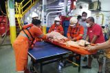 Tim SAR mengevakuasi ABK kapal kargo meninggal di Selat Lombok