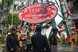 Anggota Brimob Polda Jabar menyisir sudut Katedral Santo Petrus di Bandung, Jawa Barat, Sabtu (24/12/2022). Sterilisasi tersebut dilakukan dalam rangka pengamanan jelang malam Misa Natal. ANTARA FOTO/Raisan Al Farisi/agr

