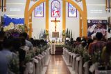 Umat Kristiani mengikuti misa Natal di Gereja Katolik Kristus Raja, Surabaya, Jawa Timur, Sabtu (24/12/2022). Misa Natal di gereja tersebut diikuti sekitar 1.800 orang dan tetap menerapkan protokol kesehatan seperti pemakaian masker. Antara Jatim/Didik Suhartono
