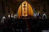 Umat Katolik mengikuti Misa Malam Natal di Gereja Santo Cornelius, Kota Madiun, Jawa Timur, Sabtu (24/12/2022). Gereja tersebut menggelar dua kali Misa Malam Natal dan diikuti ribuan umat. Antara Jatim/Siswowidodo/Ds
