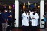Umat Katolik melakukan Prosesi Perarakan Misa Malam Natal di Gereja Santo Cornelius, Kota Madiun, Jawa Timur, Sabtu (24/12/2022). Gereja tersebut menggelar dua kali Misa Malam Natal dan diikuti ribuan umat. Antara Jatim/Siswowidodo/Ds