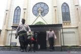 Anggota Unit K-9 Satsamapta Polresta Malang melakukan sterilisasi di Gereja Katolik Paroki Hati Kudus Yesus, Kayutangan, Malang, Jawa Timur, Sabtu (24/12/2022). Kegiatan sterilisasi tersebut dilakukan di sejumlah gereja untuk menciptakan rasa aman pada jemaat yang akan melakukan misa Natal. Antara Jatim/Ari Bowo Sucipto/Ds