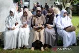 Warga berdoa untuk keluarganya yang syuhada dalam bencana tsunami saat ziarah di kuburan massal tsunami, desa Siron, kecamatan Ingin Jaya, Kabupaten Aceh besar, Aceh, Senin (26/12/2022). Kegiatan zikir dan doa bersama untuk para syuhada korban bencana tsunami di kuburan massal itu dalam rangka memperingati 18 tahun bencana gempa dan tsunami Aceh pada 26 Desember 2022. ANTARA FOTO/Ampelsa.