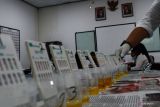 Petugas Badan Narkotika Nasional (BNN) memeriksa sampel urine saat pemeriksaan narkoba pada masinis serta petugas operasional Kereta Api (KA) lainnya di Madiun, Jawa Timur, Senin (26/12/2022). Pemeriksaan narkoba secara mendadak tersebut dilakukan untuk memastikan petugas operasional KA bebas narkoba guna menjamin keselamatan perjalanan KA selama angkutan libur Natal dan Tahun Baru. Antara Jatim/Siswowidodo/Ds