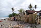 Pemprov NTB memasang beronjong cegah abrasi pantai di Mataram