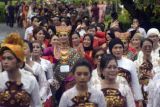 Ribuan perempuan mengikuti karnaval Perayaan Natal Nusantara 2022 di Balai Budaya Giri Nata Mandala, Pusat Pemerintahan Badung, Bali, Selasa (27/12/2022). Kegiatan tersebut merupakan wujud nyata moderasi beragama sebagai perekat dan pemersatu bangsa. ANTARA FOTO/Nyoman Hendra Wibowo/nym.