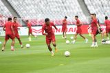 Sejumlah pesepak bola Timnas Indonesia berlatih menjelang pertandingan Grup A Piala AFF 2022 melawan Timnas Thailand di Stadion Utama Gelora Bung Karno (SUGBK), Jakarta, Rabu (28/12/2022). ANTARA FOTO/Akbar Nugroho Gumay/nym.