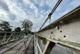 Jemabatan Penanjung merupakan jembatan gantung di Kabupaten Sekadau, Kalimantan Barat yang dibangun pada tahun 1938 oleh kolonial Belanda. Jembatan berangka baja ini  berada di Dusun Penanjung, Desa Mungguk, Kecamatan Sekadau Hilir ini memiliki panjang 90 meter dan lebar 2.5 meter melintasi Sungai Sekadau. Kondisi jembatan tua ini kini hanya boleh dilewati pejalan kaki atau sepeda motor. Meski terlihat kokoh tetapi eberapa baut bajanya kini dah banyak hilang sedangkan apan kayu juga terlihat melapuk. Foto Antara/Evy R. Syamsir