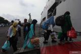 Warga berjalan masuk ke KRI dr. Soeharso di Koarmada II, Surabaya, Jawa Timur, Kamis (29/12/2022). TNI Angkatan Laut memberikan dukungan transportasi laut kepada Pemkab Gresik untuk mengangkut 599 orang serta sembako seberat 60 ton, makanan instan sebanyak 200 kardus, genset PLN sebanyak empat unit, peralatan komunikasi sebanyak 21 unit serta obat-obatan ke Pulau Bawean menyusul adanya larangan berlayar akibat gelombang tinggi dan cuaca ekstrim. Antara Jatim/Didik Suhartono