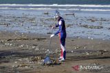 Warga negara Jepang Suzuki Hiromasa mengenakan kostum Ultraman saat membersihkan sampah di Pantai Kuta, Badung, Bali, Kamis (29/12/2022). Menjelang pergantian tahun baru 2023, sampah mulai terdampar dan berserakan di kawasan objek wisata tersebut akibat dampak cuaca ekstrem yang terjadi sejak Jumat (23/12). ANTARA FOTO/Nyoman Hendra Wibowo/nym.