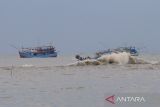 Kapal nelayan lego jangkar di sekitar perairan Karangsong, Indramayu, Jawa Barat, Kamis (29/12/2022). Puluhan kapal nelayan di daerah itu terpaksa menunda melaut dan lego jangkar untuk berlindung dari gelombang tinggi dan angin kencang yang terjadi sejak dua pekan terakhir. ANTARA FOTO/Dedhez Anggara/agr
