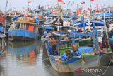 Nelayan berada di atas kapal yang terparkir di pelabuhan Karangsong, Indramayu, Jawa Barat, Kamis (29/12/2022). Puluhan kapal nelayan di daerah itu terpaksa menunda melaut dan lego jangkar untuk berlindung dari gelombang tinggi dan angin kencang yang terjadi sejak dua pekan terakhir. ANTARA FOTO/Dedhez Anggara/agr