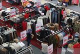 Pengunjung memilih pakaian di salah satu pusat perbelanjaan Kota Mojokerto, Jawa Timur, Sabtu (31/12/2022). Pusat-pusat perbelanjaan di Kota Mojokerto menawarkan diskon atau potongan harga hingga 80 persen saat akhir tahun 2022 untuk menarik minat konsumen. Antara Jatim/Syaiful Arif/Ds