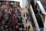 Pengunjung memilih pakaian di salah satu pusat perbelanjaan Kota Mojokerto, Jawa Timur, Sabtu (31/12/2022). Pusat-pusat perbelanjaan di Kota Mojokerto menawarkan diskon atau potongan harga hingga 80 persen saat akhir tahun 2022 untuk menarik minat konsumen. Antara Jatim/Syaiful Arif/Ds