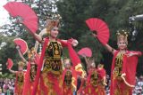 Seniman dari Ikatan Keluarga Banyuwangi (Ikawangi) Dewata Bali menampilkan Tari Gandrung saat parade budaya melepas matahari tahun 2022 di kawasan Patung Catur Muka, Denpasar, Bali, Sabtu (31/12/2022). Pemerintah Kota Denpasar menggelar maha karya gelar budaya bertajuk 'Mabesikan' dengan melibatkan 400 seniman untuk menghormati keragaman budaya dalam persatuan dan persaudaraan guna menyongsong Tahun 2023. ANTARA FOTO/Nyoman Hendra Wibowo/nym.