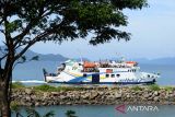 Kapal Roro KMP Aceh Hebat 2 mengangkut penumpang liburan tahun baru 2023 ke Pulau Sabang meninggalkan perairan Ulee Lhehe, Banda Aceh, Aceh, Sabtu (31/12/2022). Dinas perhubungan provinsi Aceh mencatat selama liburan Natal 2022 dan  menjelang Tahun Baru 2023  volume penumpang kapal tujuan pulau Sabang itu rata rata mencapai 1.700 orang per hari atau meningkat sekitar 70 persen dibanding pada hari biasa. ANTARA FOTO/Ampelsa.