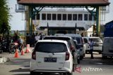 Sejumlah kendaraan antri menaiki Kapal Roro KMP Aceh Hebat 2 di pelabuhan penyeberangan Ulee Lheue, Banda Aceh, Aceh, Sabtu (31/12/2022). Dinas perhubungan provinsi Aceh mencatat selama liburan Natal tahun 2022 dan menjelang Tahun Baru 2023  volume penumpang kapal ke  pulau Sabang rata rata  mencapai 1.700 orang per hari atau meningkat sekitar 70 persen dibanding pada hari biasa. ANTARA FOTO/Ampelsa.